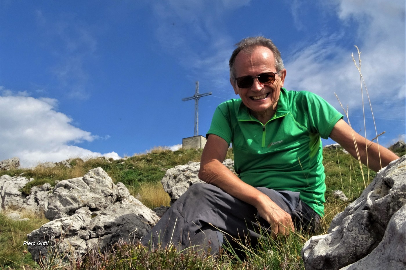 69 Eccomi in vetta Monte  Venturosa. (1999 m)...sorridente ! .JPG